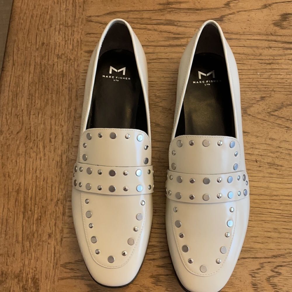 MARC FISHER WHITE STUDDED FLATS.  NEW - Picture 6 of 10